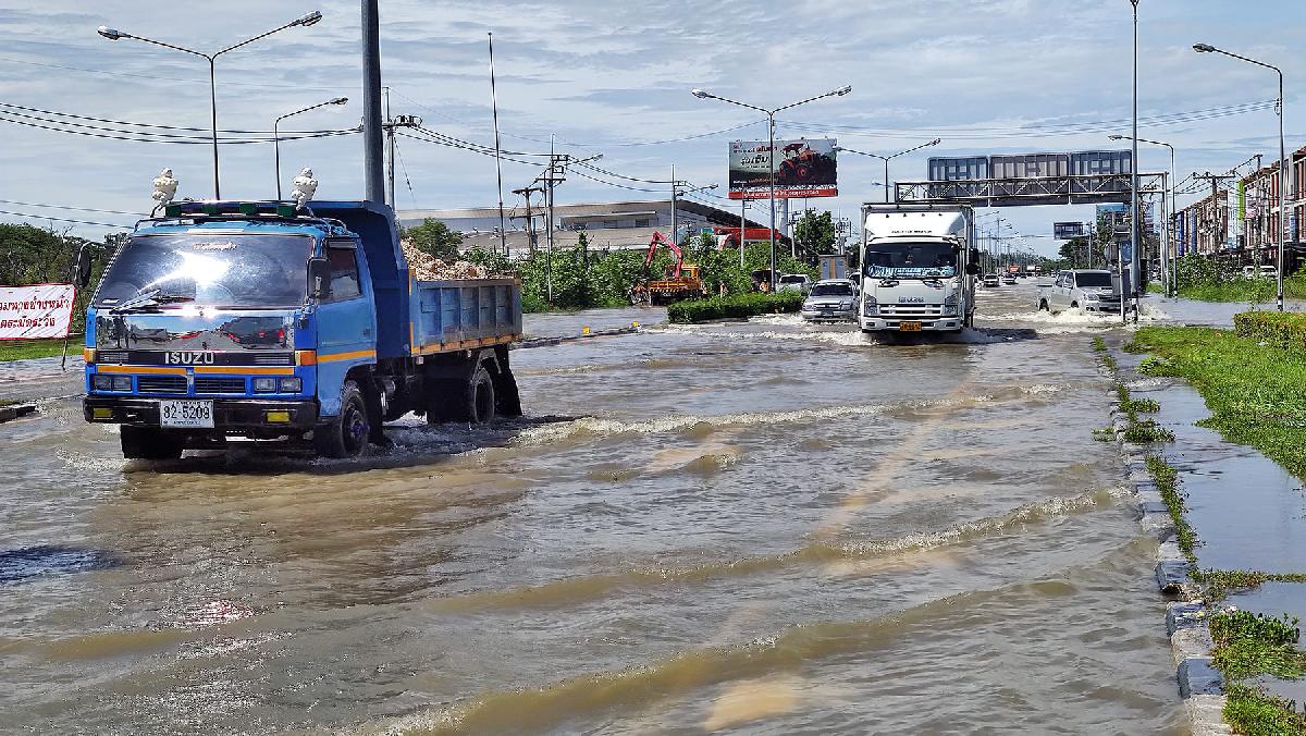 Immer noch Überschwemmungen in Zentralthailand und im Isaan - Viele Evakuierte können bis heute noch nicht in ihre Häuser zurückkehren Bild 2 © Gerhard Veer