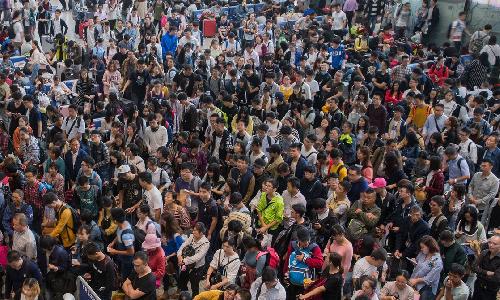 Bild Iran-Krieg - Flugchaos im Golf - Tausende Passagiere sitzen fest