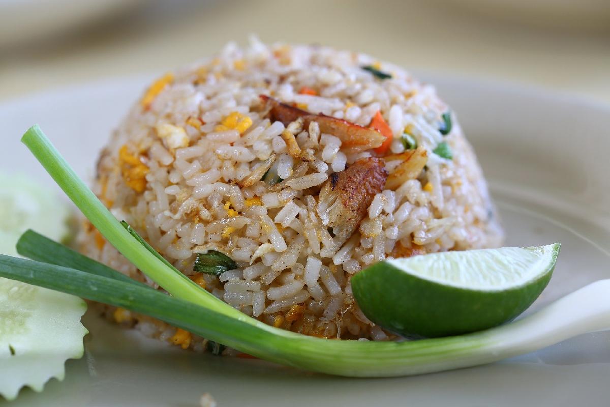 Khao Pad - Gebratener Reis - Das leckere Reisgericht mit Fleisch- oder Fischeinlage ist in ganz Asien beliebt Bild 1
