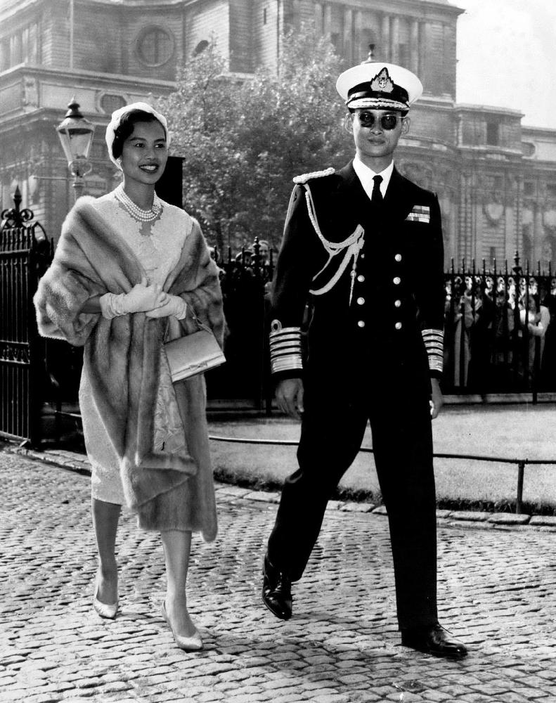 König Bhumibol, geliebter Landesvater, begnadeter Musiker und Komponist - Seine Majestät König Bhumibol komponierte 49 Titel, u.A. das beliebteste Neujahrslied Symbolfoto 2