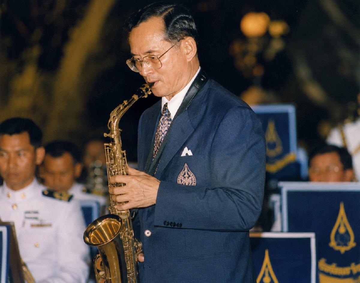 König Bhumibol, geliebter Landesvater, begnadeter Musiker und Komponist - Seine Majestät König Bhumibol komponierte 49 Titel, u.A. das beliebteste Neujahrslied Symbolfoto 1