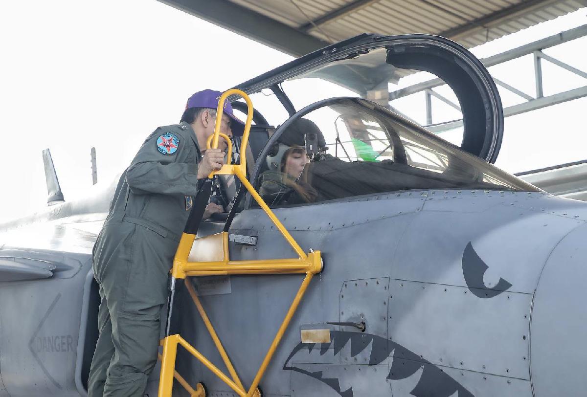 Königin Suthida schreibt Luftfahrtgeschichte - erster Solo-Flug Gripen-Kampfjet - Eine außergewöhnliche Königin: Vom Boeing-Cockpit zum Gripen-Kampfjet Symbolfoto 1