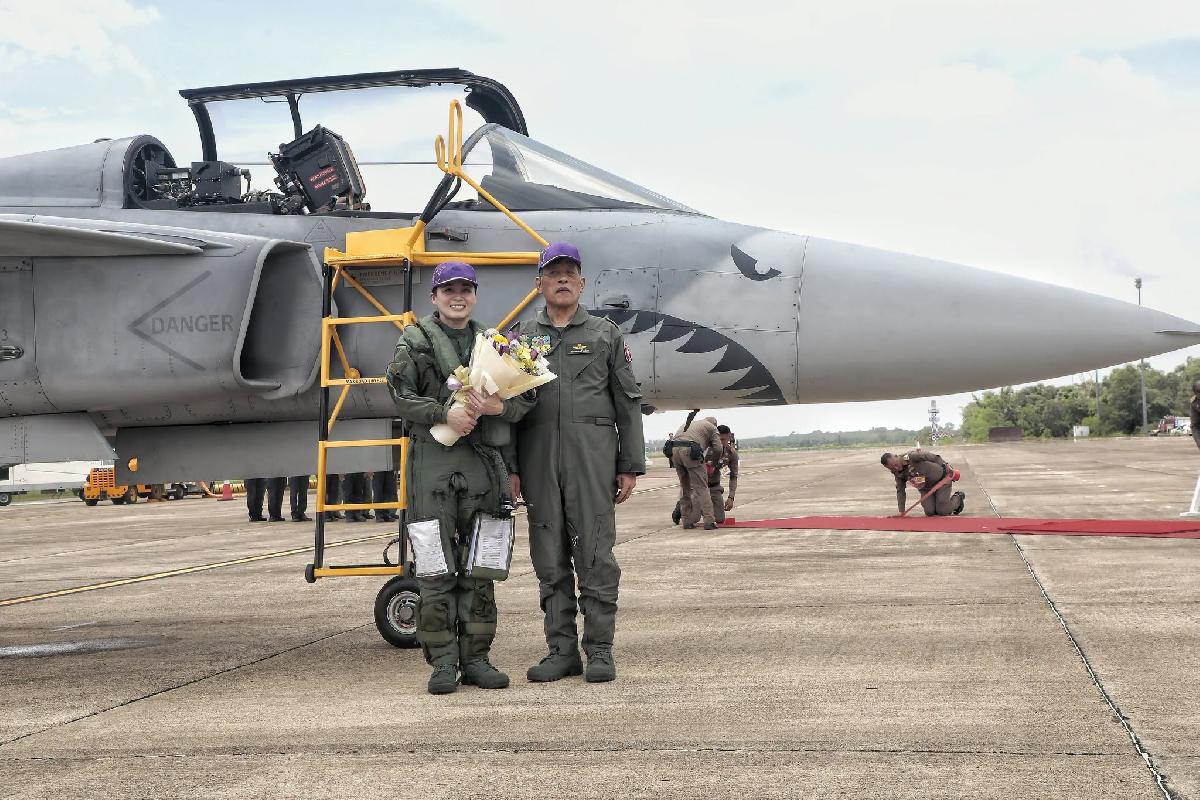 Königin Suthida schreibt Luftfahrtgeschichte - erster Solo-Flug Gripen-Kampfjet - Eine außergewöhnliche Königin: Vom Boeing-Cockpit zum Gripen-Kampfjet Symbolfoto 2