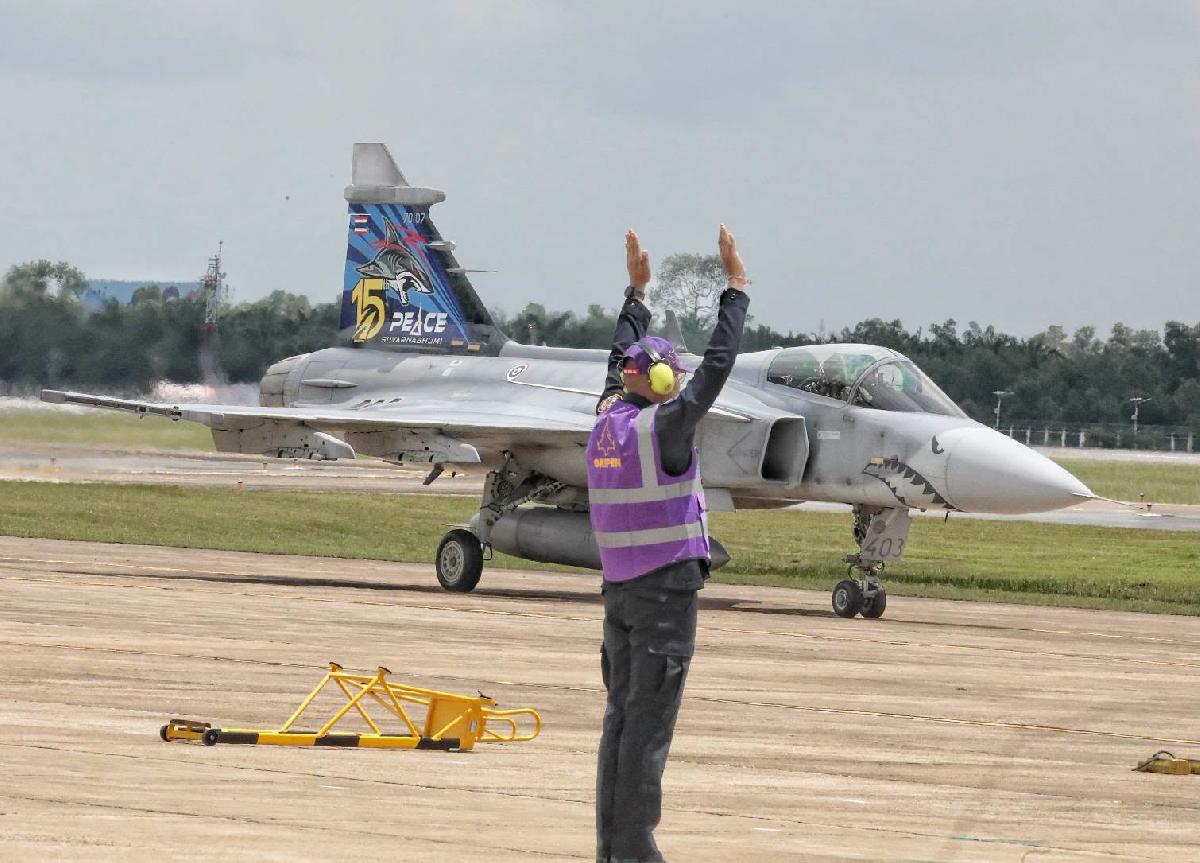 Königin Suthida schreibt Luftfahrtgeschichte - erster Solo-Flug Gripen-Kampfjet - Eine außergewöhnliche Königin: Vom Boeing-Cockpit zum Gripen-Kampfjet Symbolfoto 4