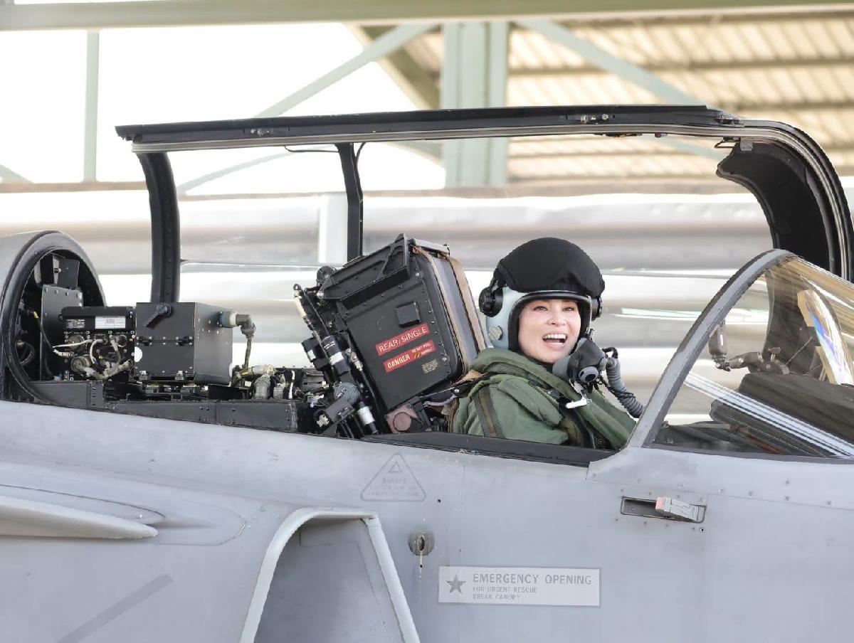 Königin Suthida schreibt Luftfahrtgeschichte - erster Solo-Flug Gripen-Kampfjet - Eine außergewöhnliche Königin: Vom Boeing-Cockpit zum Gripen-Kampfjet Symbolfoto 5