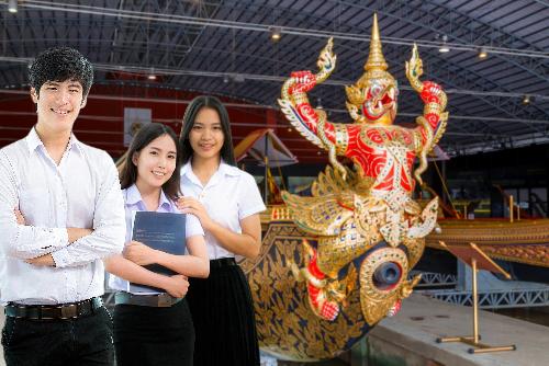 Königliche Barken, coole Kids - Bangkok macht Teenies zu Tourguides - Tourguide statt TikTok: Mit Englisch und Etikette zum ersten Nebenjob Bild Königliche Barken, coole Kids - Bangkok macht Teenies zu Tourguides