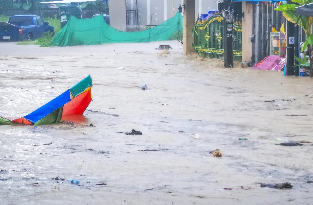 Krabi im Wasser - schwere Unwetter treffen Thailands Urlaubsparadies - Unwetteralarm: Hochwasser, Sturmschäden und Warnungen für Urlauber Symbolfoto 1