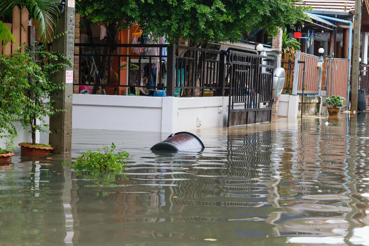 Krabi im Wasser - schwere Unwetter treffen Thailands Urlaubsparadies - Unwetteralarm: Hochwasser, Sturmschäden und Warnungen für Urlauber Symbolfoto 2