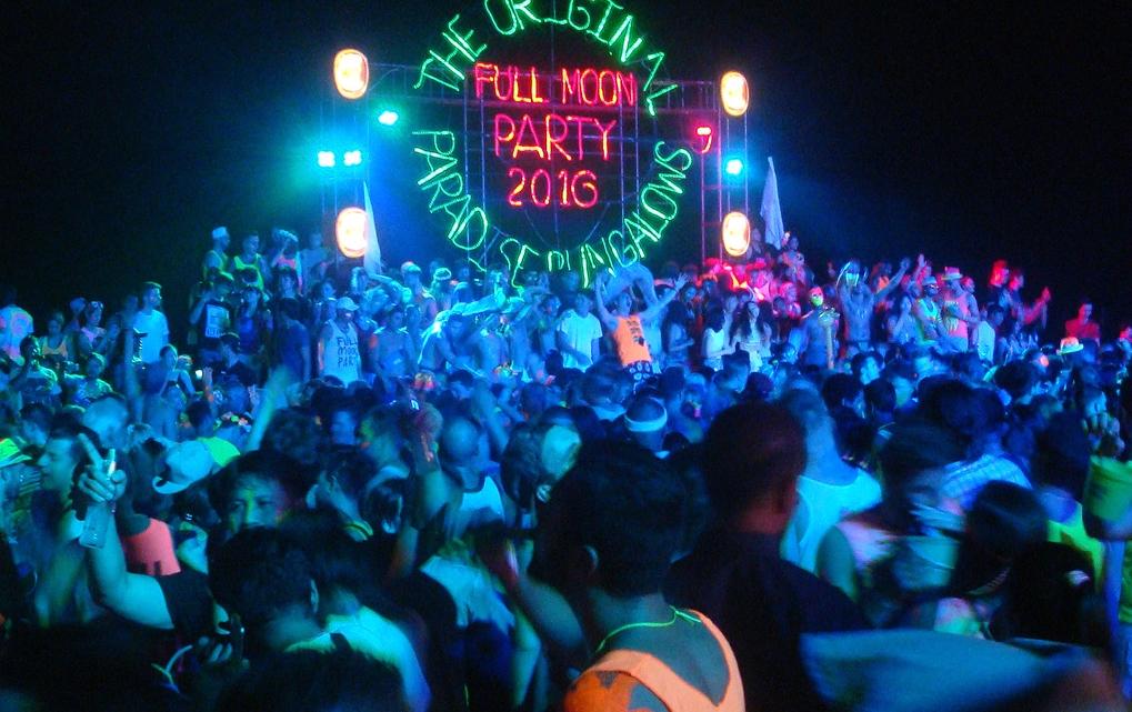 Lange Schlangen an den Piers zur Full Moon Party - Tausende strömen wieder nach Koh Phangan zur ersten EDM-Party 2023 Bild 1