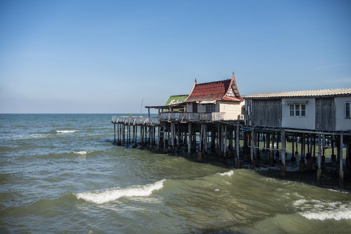 Legal, illegal, völlig egal - Hua Hins alte Fischerhäuser vor dem Abriss - Bagger statt Meeresromantik: Hua Hins historische Strandfront muss weichen Symbolbild 5