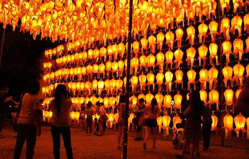 Loy Kratong - Picture by Luděk Chmurovsk