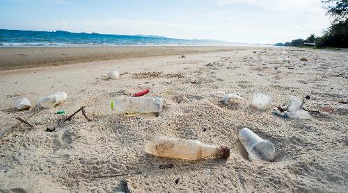 Bild Mai Khao räumt auf: Wenn der Monsun den Müll an den Strand spült