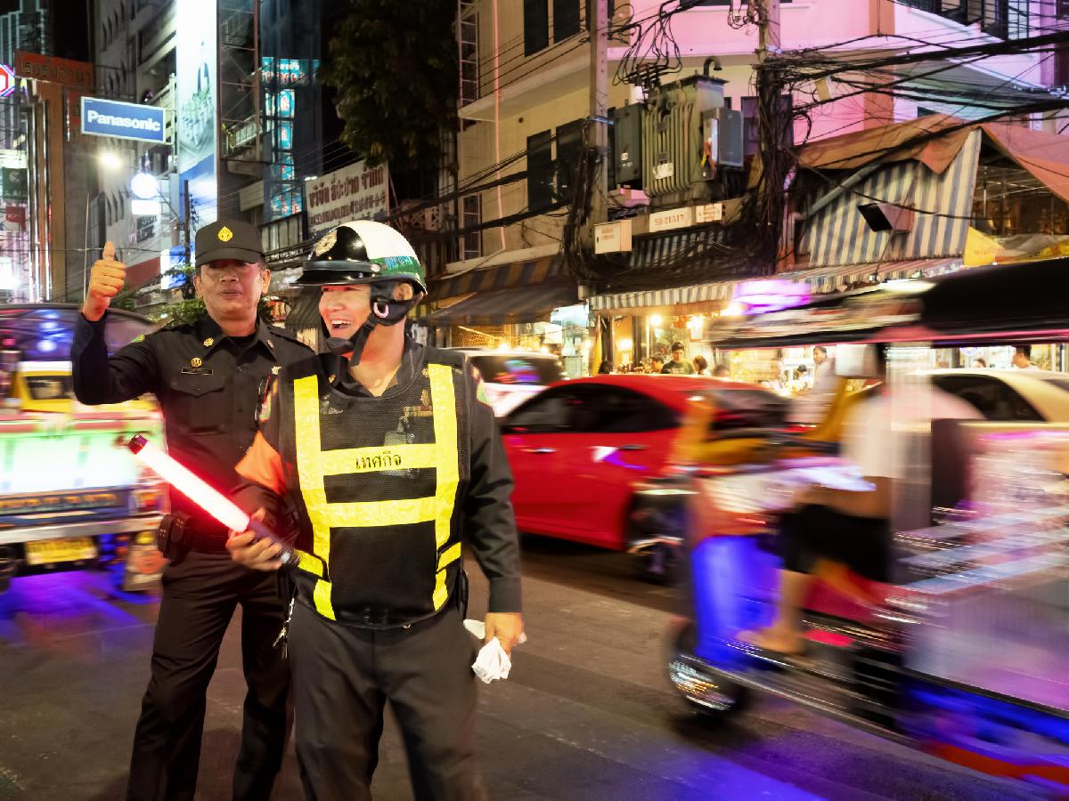 Mit Blaulicht ins Bett - Polizei fährt betrunkene Touristen nach Hause - Sicherheitsnetz für Nachtschwärmer: Patong-Polizei startet Taxi-Initiative Bild 1