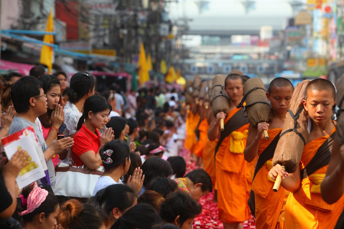 Montag ist Feiertag - mit Alkoholverkaufsverbot - Buddhisten feiern Makha Bucha, den zweitwichtigsten Feiertag des Landes Bild 2