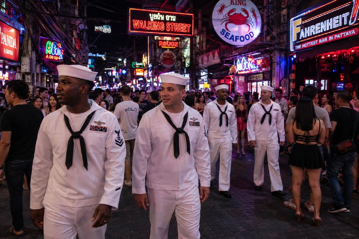 Nach 250 Tagen See - USS Abraham Lincoln kommt nach Thailand - 5.000 Seeleute haben Landgang - Pattaya, halt dich fest! Symbolfoto 1
