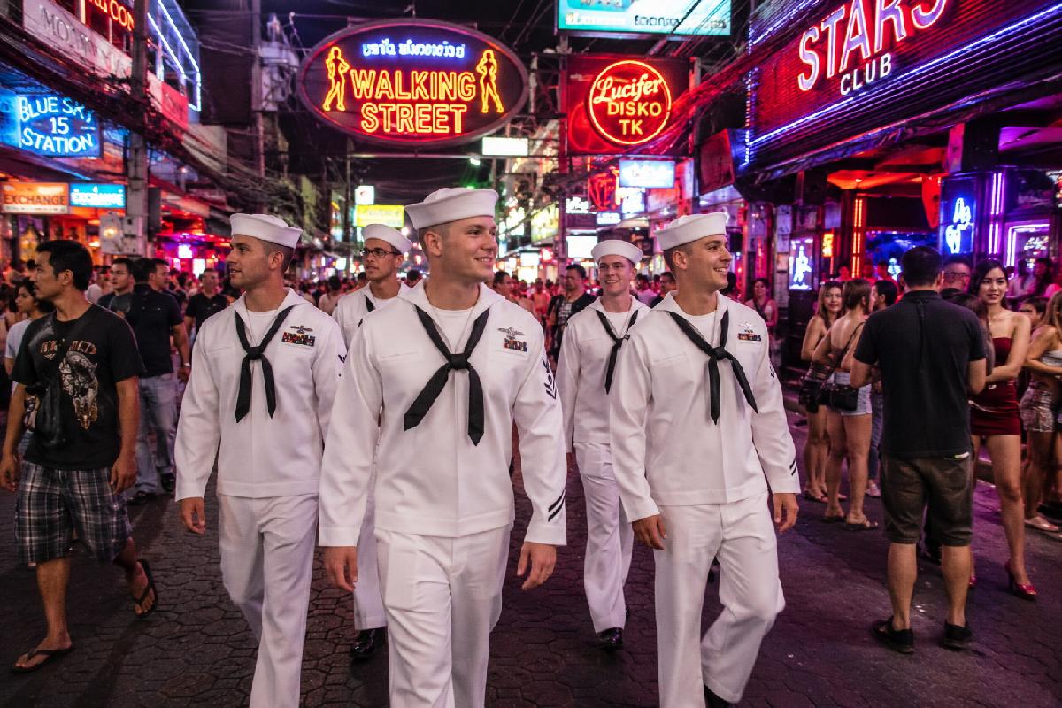 Nach 250 Tagen See - USS Abraham Lincoln kommt nach Thailand - 5.000 Seeleute haben Landgang - Pattaya, halt dich fest! Symbolfoto 2