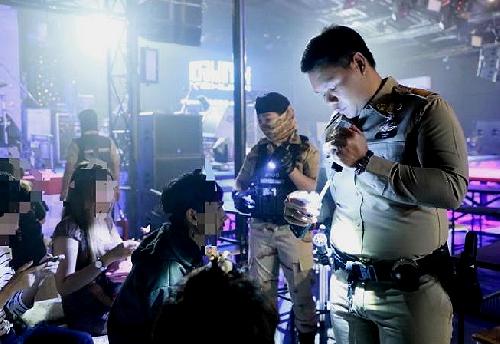 Nach Razzia wurden zwei Clubs fr fnf Jahre geschlossen - Reisenews Thailand - Bild 1