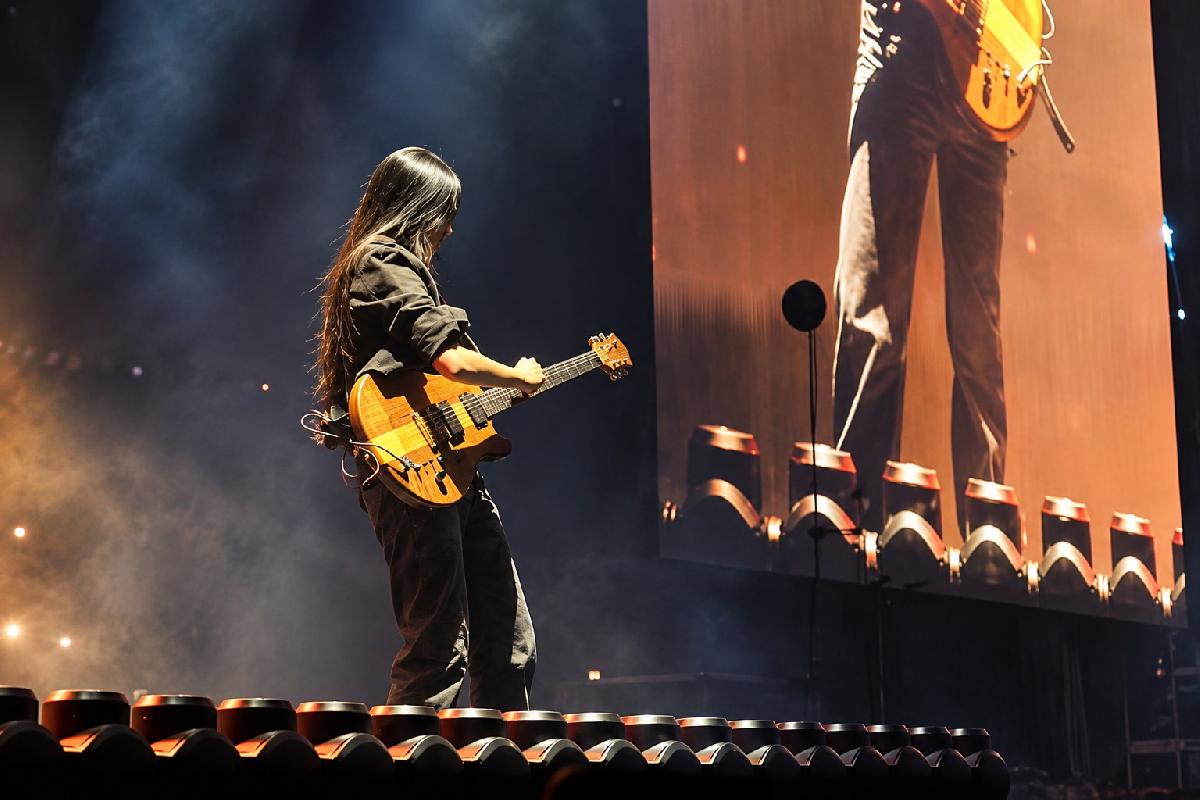 Nene Royal rockt Singapur mit Avenged Sevenfold - Thailands Rock-Wunderkind legt nach - Ohne Probe mit den ganz Großen Symbolfoto 1