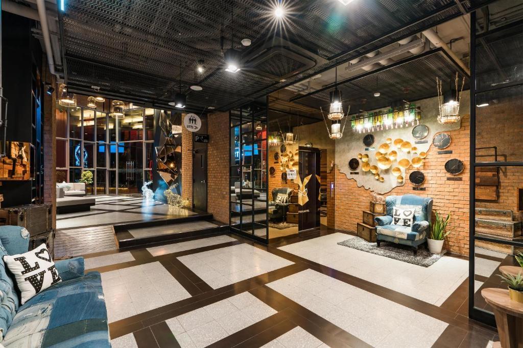 Neues Designhotel in Pattaya: SureStay eröffnet - Rooftop-Pool, Skyline-Blick und Cocktails im Sonnenuntergang Symbolfoto 3