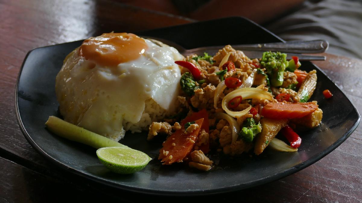 Pad Krapao - Gebratenes Basilikum-Fleisch - Für uns eines der leckersten und schnellsten Gerichte Thailands Bild 2