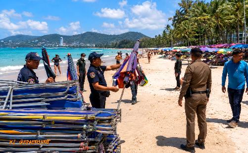 Patong r�umt auf: Sonnenschirme und Liegest�hle in Haft - Reisenews Thailand - Symbolfoto 1