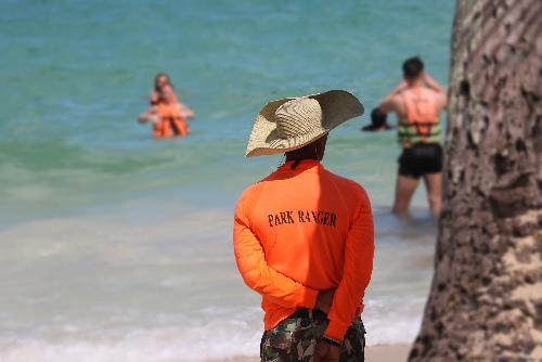 Bild Patong warnt - Lebensgef�hrliche Str�mungen trotz Sonnenschein