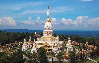 Phra Maha Chedi Chai Mongkol - Magischer über 100m hoher Tempel in Roi Et Bild Phra Maha Chedi Chai Mongkol