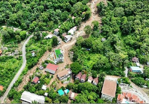 Bild Phuket Kata Beach: Evakuierung am Ort der t�dlichen Erdrutschkatastrophe