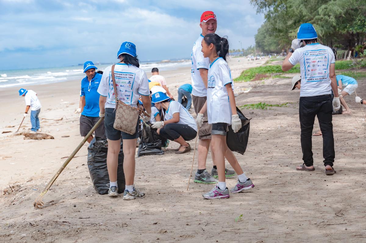 Phuket startet massive Strandreinigung nach Unwetter - Nach Taifun und Starkregen räumen über 100 Helfer Nai Yang Beach auf Symbolfoto 2