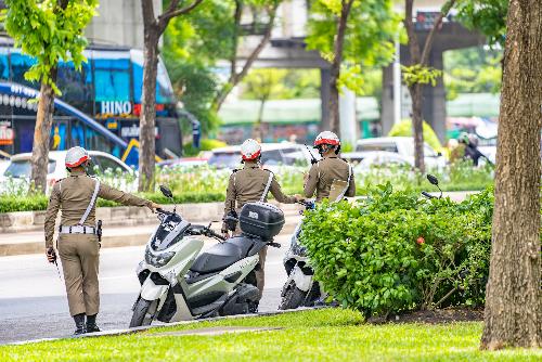 Polizei beschlagnahmt 20 Motorräder rücksichtsloser Touristen - Verstärkte Kontrollen in Phuket zur Verbesserung der Verkehrssicherheit Bild Polizei beschlagnahmt 20 Motorräder rücksichtsloser Touristen