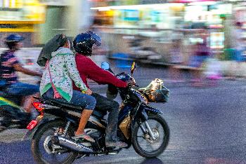 Polizei stoppt Touristen ohne gültigen Führerschein - Reisenews Thailand - Bild 1