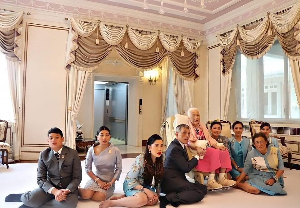 Die königliche Familie zum 90. Geburtstag von Queen Mom Sirikit