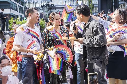 Regenbogen bringt Thailand Milliarden - Die neue Normalität - Thailands LGBTQ+-Community als Wirtschaftsmotor 🌈 Bild Regenbogen bringt Thailand Milliarden - Die neue Normalität