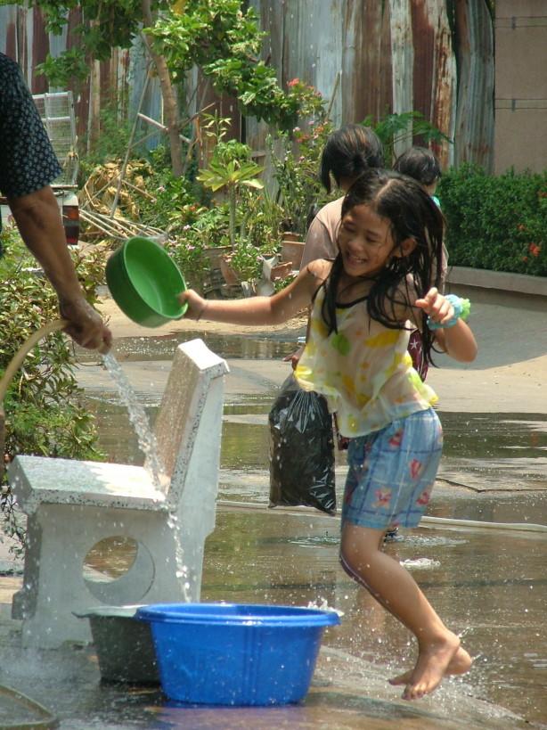 Regierung weicht Verbote zu Songkran etwas auf - Trotz prognostizierter 100.000 Neuinfektionen werden Wasserschlachten unter Bedingungen erlaubt Bild 1