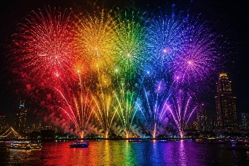 Bild Riesige Rainbow-Drohnen- und Feuerwerksshow am ICONSIAM
