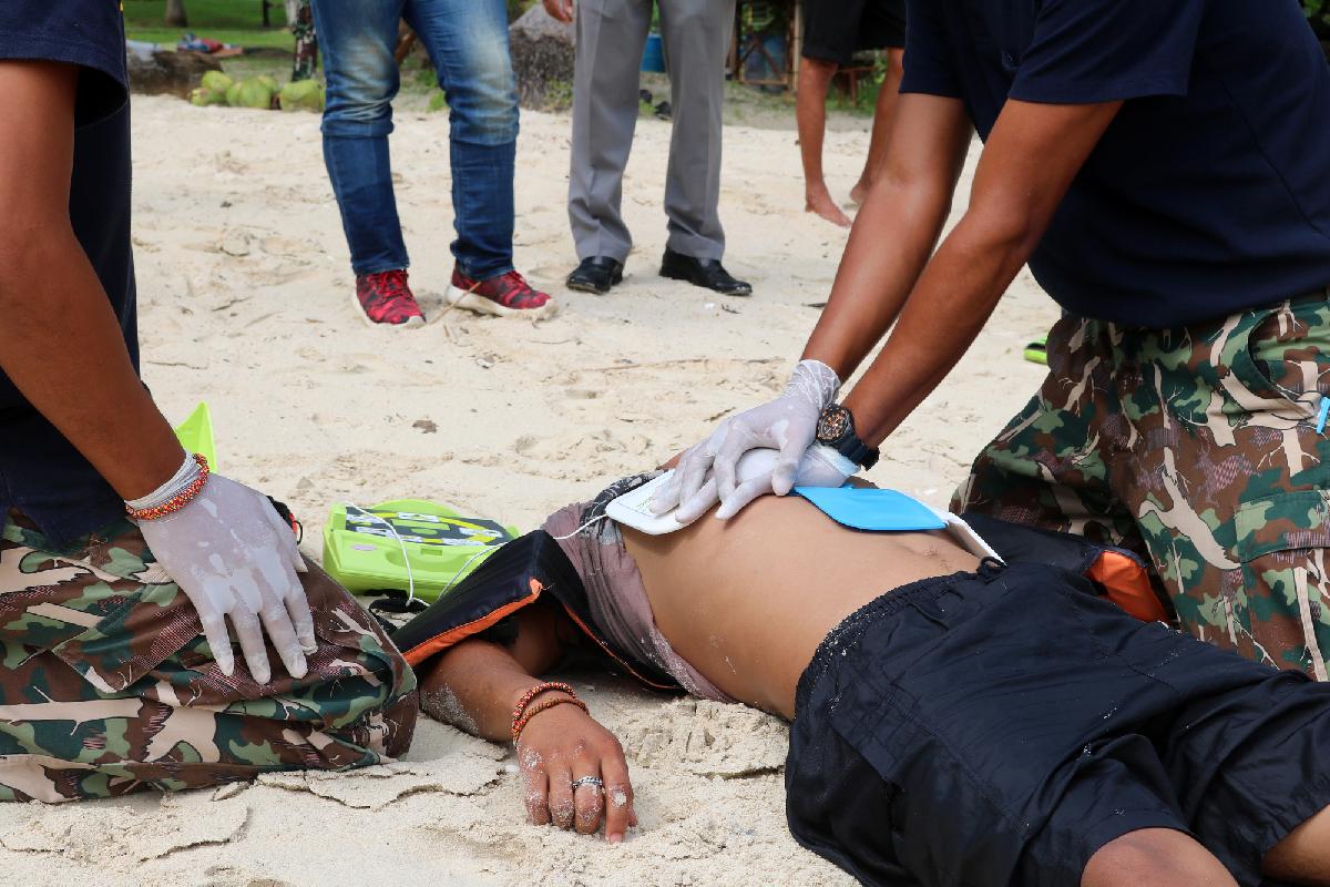 Rote Flagge? Egal - der Rettungsschwimmer darf hinterher - Wieder 2 Unfälle mit ignoranten Touristen auf Phuket Symbolfoto 1