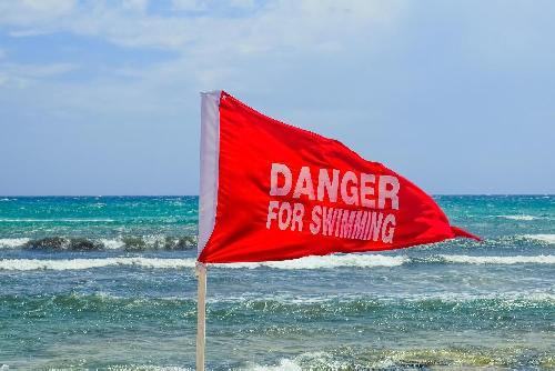 Bild Rote Flagge? Egal - der Rettungsschwimmer darf hinterher