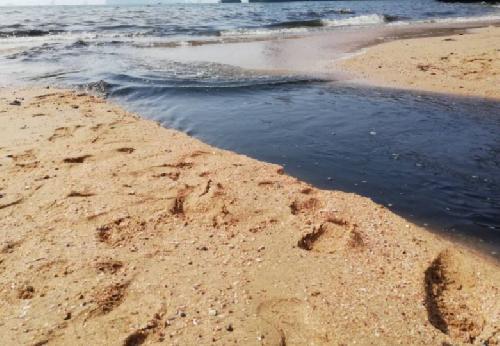 Bild Schwarzes Abwasser luft durch den Kamala Beach Phuket