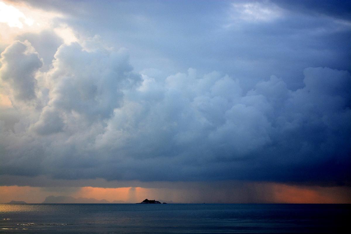 Schwere See und Unwetter in Südthailand - Auslaufverbot für Boote unter 10 m, Wellen bis über 3 m und schwerer Regen Bild 1