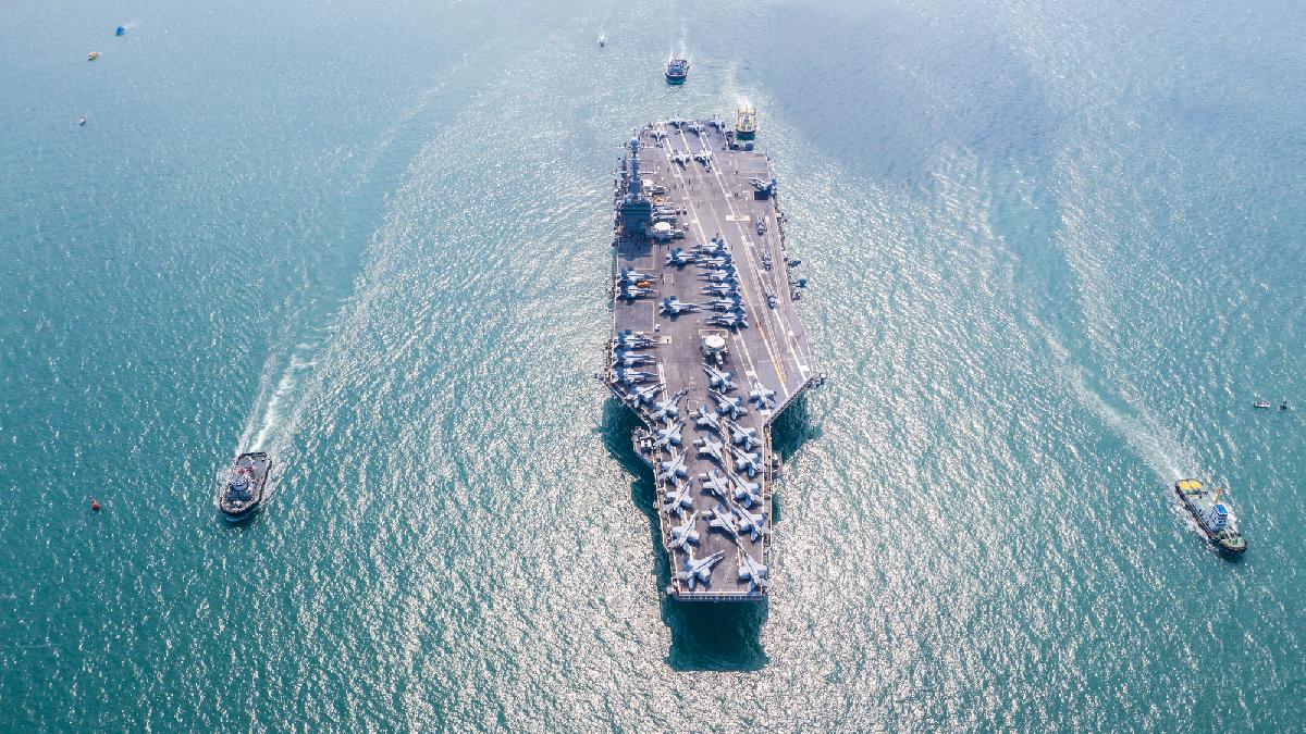 Schwimmende Kleinstadt vor Phuket - USS George H.W. Bush kommt - Patong stellt Getränke kalt: US-Flugzeugträger kommt, 5.120 Seeleute im Anflug Symbolfoto 2