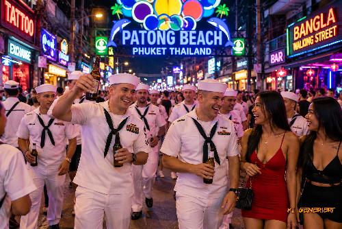 Bild Schwimmende Kleinstadt vor Phuket - USS George H.W. Bush kommt