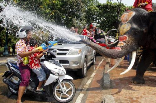 Songkran-Festival - Eine Feier, die in die Verlängerung geht - Kabinett beschließt weiteren Zusatzfeiertag für eine fünftägige Songkran-Feier Bild Songkran-Festival - Eine Feier, die in die Verlängerung geht