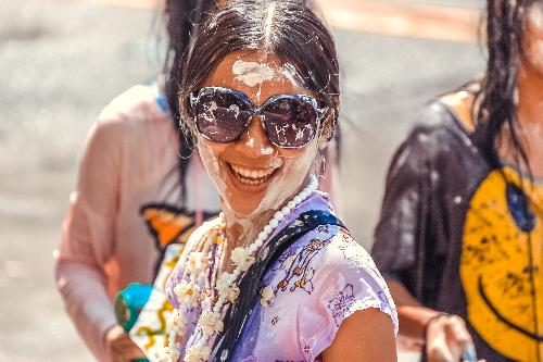 Songkran in Bangkok 2024 - Veranstaltungen - Feiern ohne Ende - Bangkok im Songkran-Rausch - Von Wasserschlachten bis Livemusik Bild Songkran in Bangkok 2024 - Veranstaltungen - Feiern ohne Ende