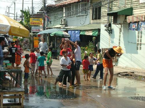 Spritzen ja, aber nicht ins Gesicht - Songkran-Regeln festgelegt - Reisenews Thailand - Bild 1