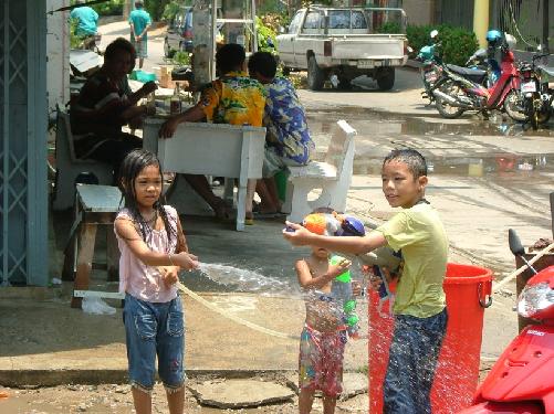 Spritzen ja, aber nicht ins Gesicht - Songkran-Regeln festgelegt - Reisenews Thailand - Bild 2