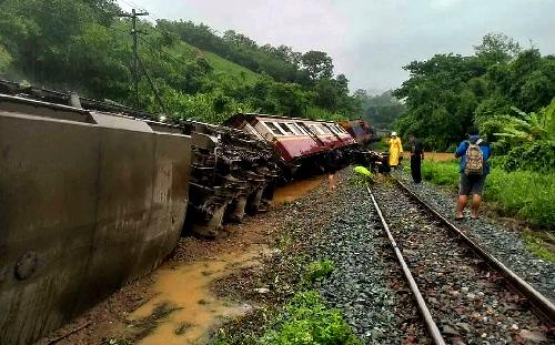 Bild Starkregen verursacht Zugentgleisung in Phrae