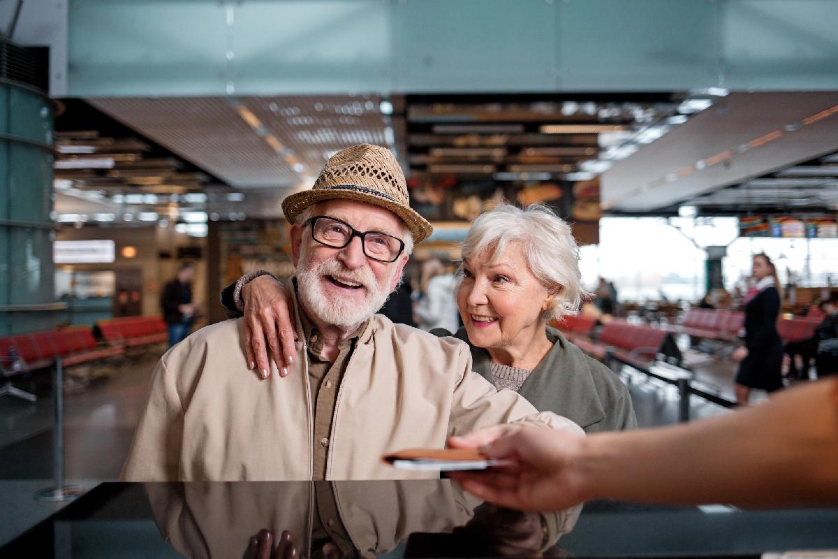 Thai AirAsia - Mit 60 plötzlich VIP-Fluggast - Airline startet kostenlosen „Silver Care“-Service ✈️ 👵 👴 Symbolfoto 1