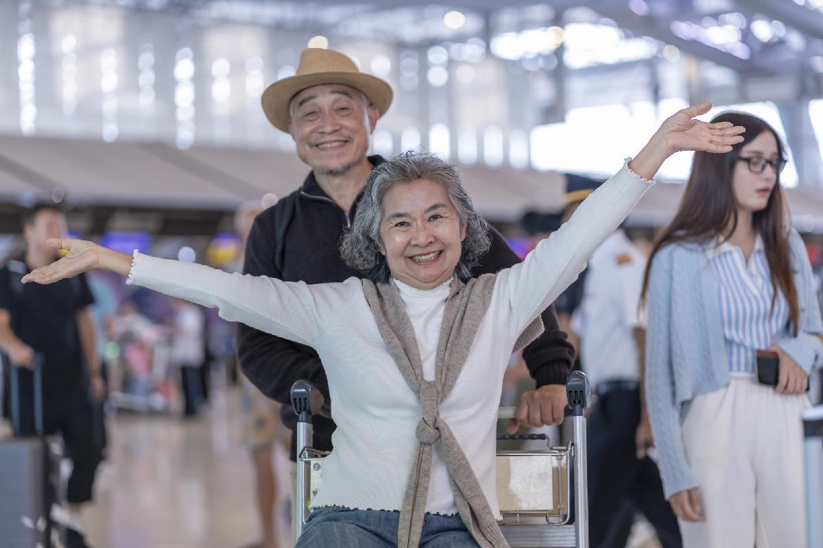 Thai AirAsia - Mit 60 plötzlich VIP-Fluggast - Airline startet kostenlosen „Silver Care“-Service ✈️ 👵 👴 Symbolfoto 2