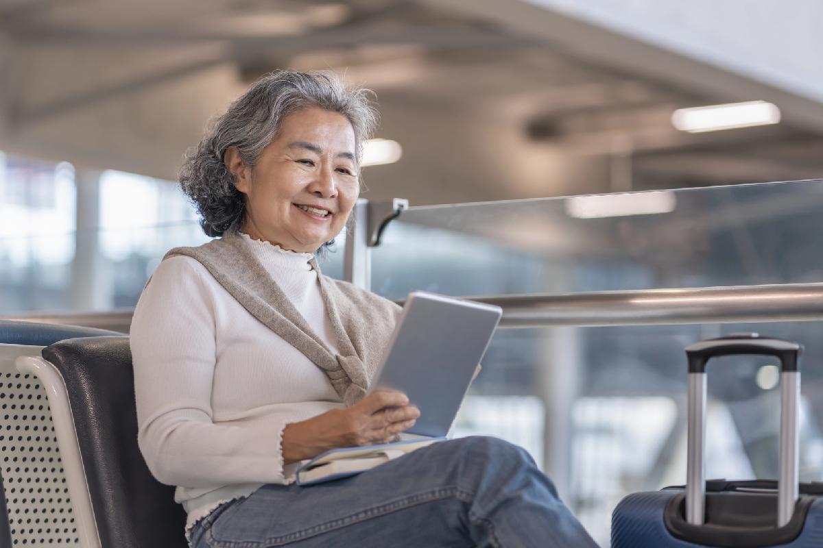 Thai AirAsia - Mit 60 plötzlich VIP-Fluggast - Airline startet kostenlosen „Silver Care“-Service ✈️ 👵 👴 Symbolfoto 3