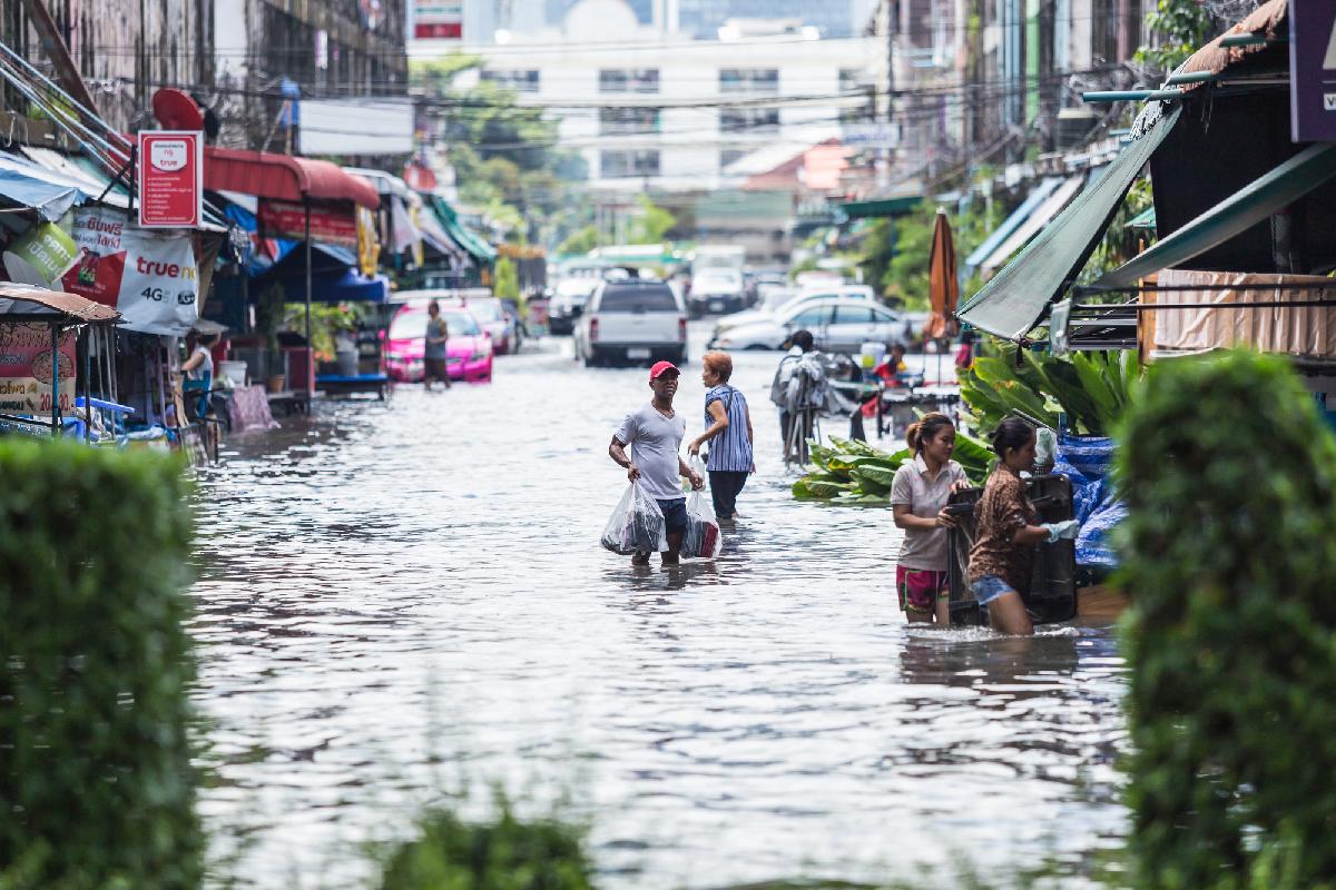 Thai Wetterdienst warnt bis Sonntag: Starkregen, Sturzfluten, Erdrutsche - Auch Bangkok und beliebte Urlaubsregionen betroffen - Starker Seegang Symbolfoto 1
